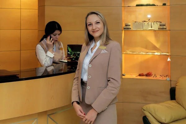 Administrador Saluda Los Invitados Con Una Sonrisa Segundo Administrador Habla — Foto de Stock