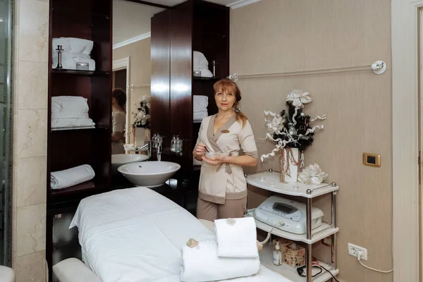 Vrouwelijke Massage Therapeut Staat Buurt Van Massagetafel Bereidt Zich Voor — Stockfoto