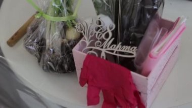 Kamera çiçek saksıları ve bileşenleri etrafında hareket eder.