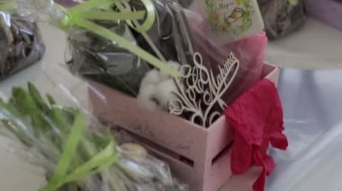 Kamera çiçek saksıları ve bileşenleri etrafında hareket eder.