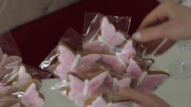 Kadın, tereyağlı keki bir bardakta düzleştiriyor.