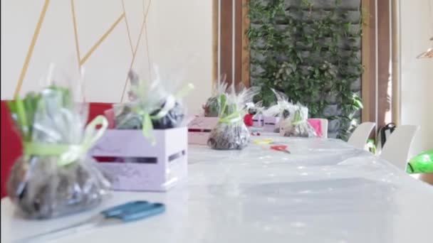 Die Komponenten Für Ein Florales Arrangement Sind Auf Einem Tisch — Stockvideo
