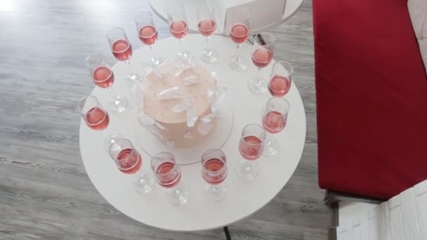 相机带着蛋糕和香槟酒绕着桌子转 — 图库视频影像