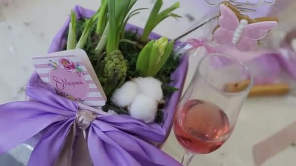 Cámara Mueve Alrededor Las Macetas Con Flores Plantadas Felicitaciones Marzo — Vídeo de stock