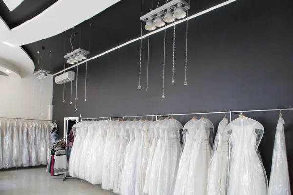 Mağazada bir sürü gelinlik var.