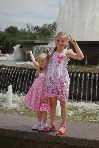 Zwei Mädchen Rosa Socken Stehen Brunnen — Stockfoto