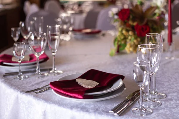 Coloque Mesa Del Banquete Una Servilleta Roja Platos Presionados Con — Foto de Stock