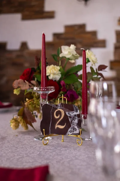 Posto Tavolo Banchetto Iscrizione Una Tavoletta Pietra Candele Rosse Bouquet — Foto Stock