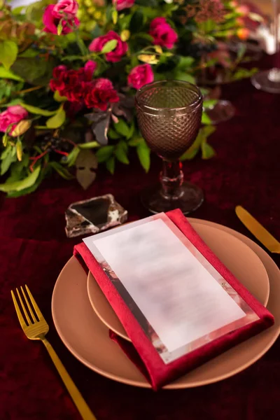 Coloque Mesa Del Banquete Tarjeta Menú Encuentra Una Servilleta Roja — Foto de Stock