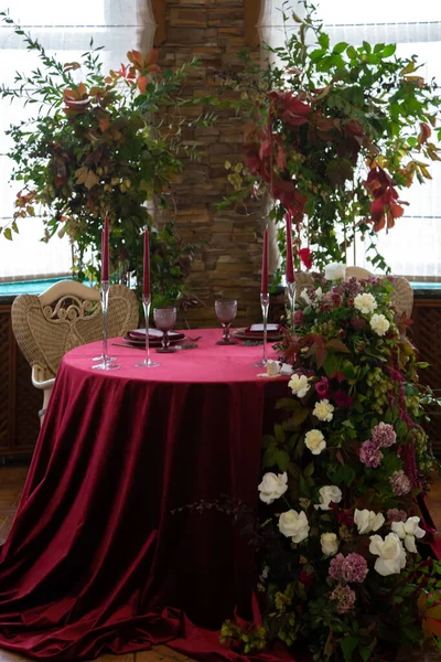 Table Ronde Avec Une Nappe Rouge Entourée Arrangements Floraux — Photo