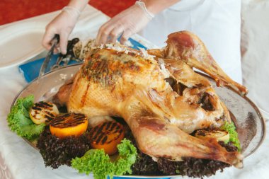 Aşçı kızarmış hindiyi keser.