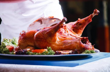 Aşçı kızarmış hindiyi keser.