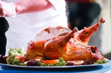 Aşçı kızarmış hindiyi keser.