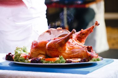 Aşçı kızarmış hindiyi keser.