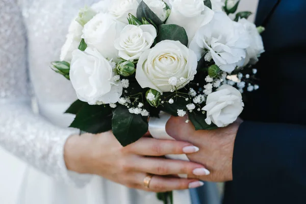 Νύφη Και Γαμπρός Κρατήστε Ένα Μπουκέτο Νύφες Από Λευκά Τριαντάφυλλα — Φωτογραφία Αρχείου
