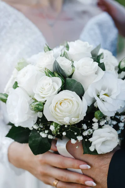 Bride Groom Hold Bouquet Brides White Roses — Stock Photo, Image