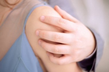 Bir erkeğin eli bir kadının omzunda