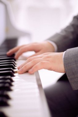 Piyano çalan bir adam.