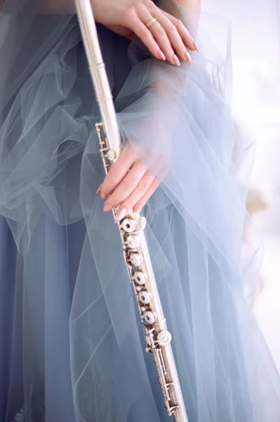 Жінка Блакитній Сукні Тримає Флейту — стокове фото