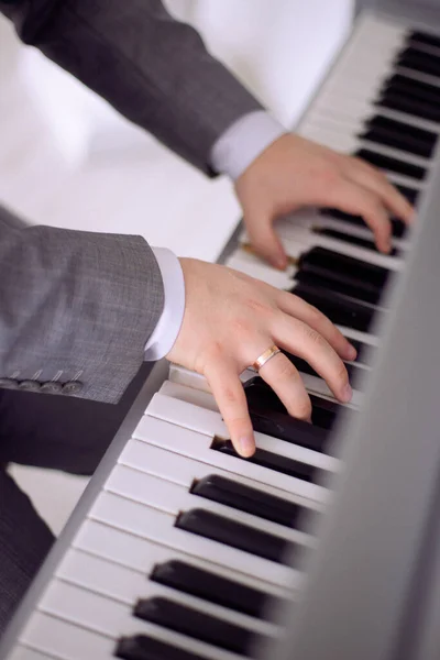 Człowiek Grający Pianinie — Zdjęcie stockowe