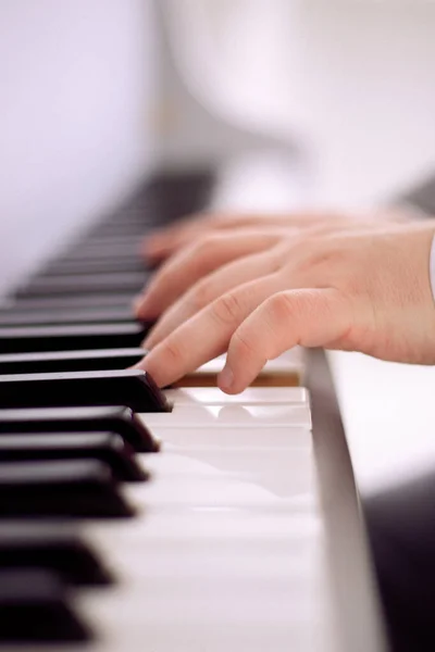 Homem Tocando Piano — Fotografia de Stock