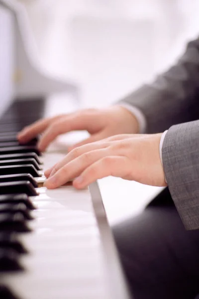 Piyano çalan bir adam.