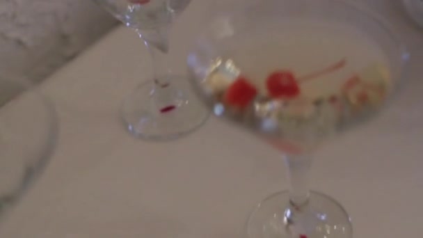 Fotocamera Passa Sopra Bicchieri Martini Con Bevande Ciliegie Rosse — Video Stock