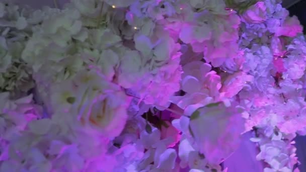 Fotocamera Vola Avvicina Allontana Dalla Disposizione Floreale Fiori Bianchi Sulla — Video Stock