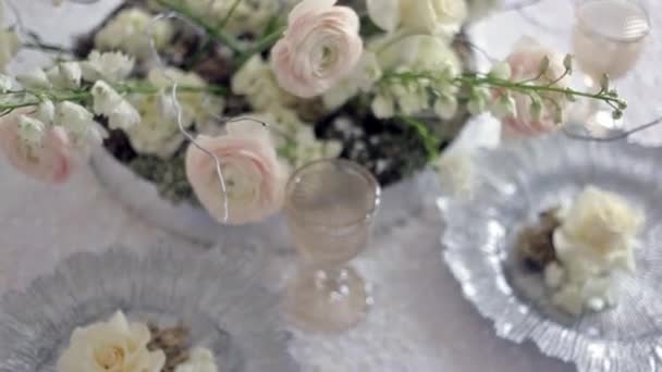 Cámara Aleja Acerca Centra Arreglo Floral Ranúnculo Rosa Campanario Blanco — Vídeos de Stock