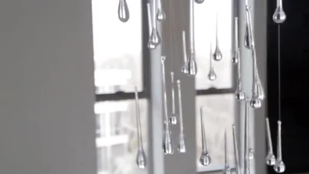 Glasanhänger Form Von Tropfen Schwingen Dem Fenster Gegenüber — Stockvideo