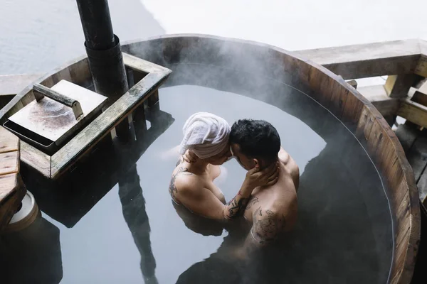 Pareja joven en aguas termales — Foto de Stock