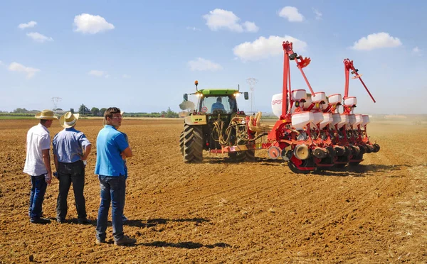 Ücretsiz giriş Event ile: bir Tarım Fuarı, tanınmış bir İtalyan markası tarım araçları ve traktörler yeni yelpazesini sunar. 23 Haziran 2013, Orta Italya'nin.