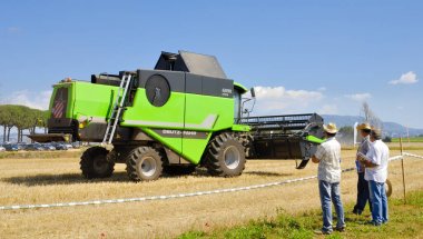 Ücretsiz giriş Event ile: bir Tarım Fuarı, tanınmış bir İtalyan markası tarım araçları ve traktörler yeni yelpazesini sunar. 23 Haziran 2013, Orta Italya'nin.