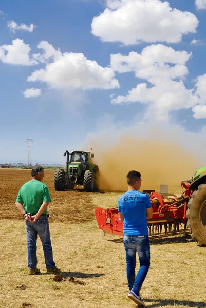 Ücretsiz giriş Event ile: bir Tarım Fuarı, tanınmış bir İtalyan markası tarım araçları ve traktörler yeni yelpazesini sunar. 23 Haziran 2013, Orta Italya'nin.