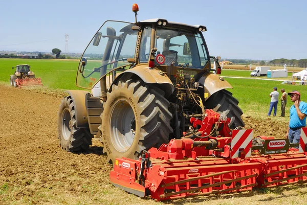 Ücretsiz giriş Event ile: bir Tarım Fuarı, tanınmış bir İtalyan markası tarım araçları ve traktörler yeni yelpazesini sunar. 23 Haziran 2013, Orta Italya'nin.