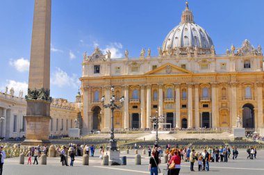 Saint Peter'S Basilica, Roma-Nisan 13: St Peter's Bazilikası, Vatikan, turistler ve dünyanın her yerinden gelen hacılar için hedef. 13 Nisan 2013 Roma, İtalya.
