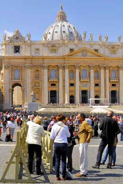 圣彼得大教堂 4月13日 圣彼得大教堂 在梵蒂冈城市 目的地为游人和朝圣者从世界各地 2013年4月13日在罗马 意大利 — 图库照片