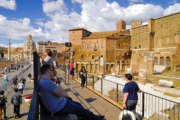 Roman Forum, Roma-24 Eylül: Roma turistler, hacılar ve dünyanın her yerinden gelen yolcular ile kalabalık Forum, Roma'nın tarihi merkezi. 24 Eylül 2015 yılında Roma, İtalya.
