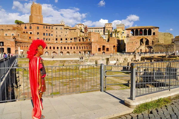 Roman Forum, Roma-24 Eylül: Roma turistler, hacılar ve dünyanın her yerinden gelen yolcular ile kalabalık Forum, Roma'nın tarihi merkezi. 24 Eylül 2015 yılında Roma, İtalya.