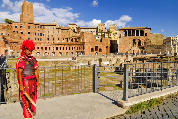Roman Forum, Roma-24 Eylül: Roma turistler, hacılar ve dünyanın her yerinden gelen yolcular ile kalabalık Forum, Roma'nın tarihi merkezi. 24 Eylül 2015 yılında Roma, İtalya.