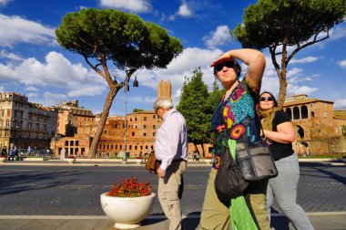 Roman Forum, Roma-24 Eylül: Roma turistler, hacılar ve dünyanın her yerinden gelen yolcular ile kalabalık Forum, Roma'nın tarihi merkezi. 24 Eylül 2015 yılında Roma, İtalya.