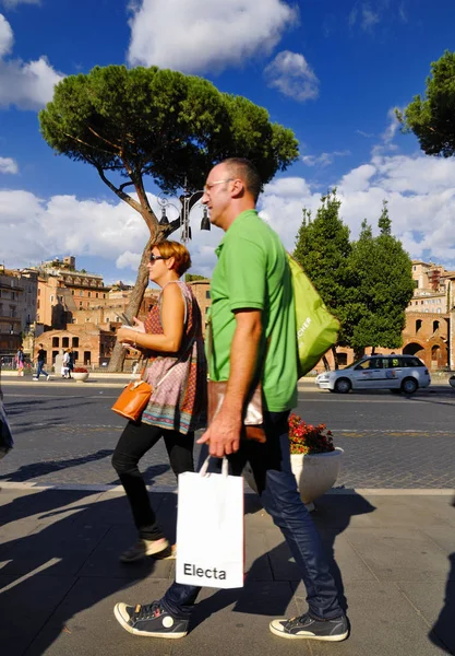 Roman Forum, Roma-24 Eylül: Roma turistler, hacılar ve dünyanın her yerinden gelen yolcular ile kalabalık Forum, Roma'nın tarihi merkezi. 24 Eylül 2015 yılında Roma, İtalya.