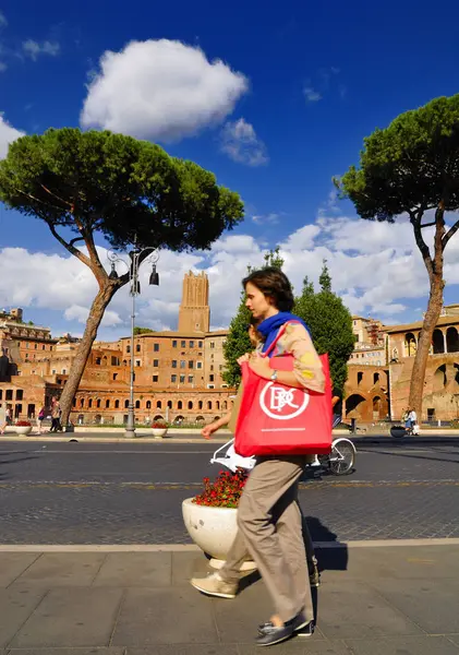 Roman Forum, Roma-24 Eylül: Roma turistler, hacılar ve dünyanın her yerinden gelen yolcular ile kalabalık Forum, Roma'nın tarihi merkezi. 24 Eylül 2015 yılında Roma, İtalya.