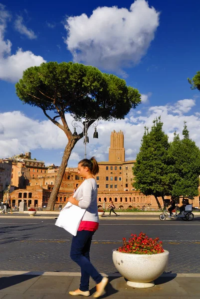 Roman Forum, Roma-24 Eylül: Roma turistler, hacılar ve dünyanın her yerinden gelen yolcular ile kalabalık Forum, Roma'nın tarihi merkezi. 24 Eylül 2015 yılında Roma, İtalya.