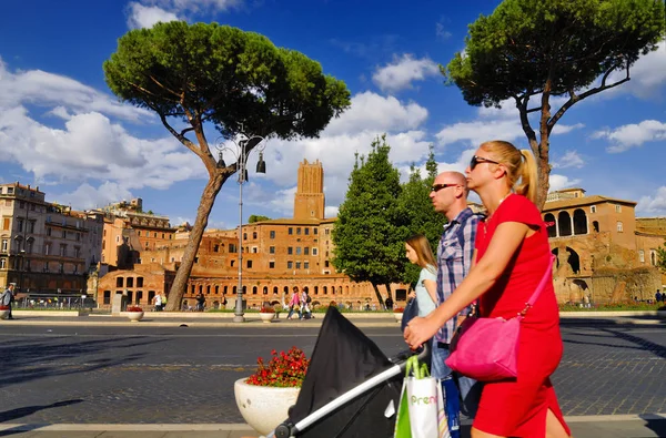 Roman Forum, Roma-24 Eylül: Roma turistler, hacılar ve dünyanın her yerinden gelen yolcular ile kalabalık Forum, Roma'nın tarihi merkezi. 24 Eylül 2015 yılında Roma, İtalya.