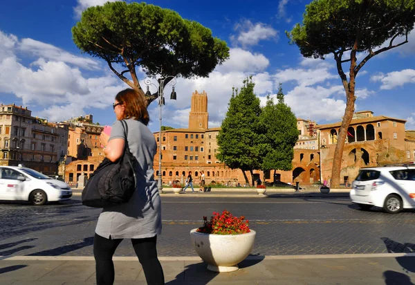 Roman Forum, Roma-24 Eylül: Roma turistler, hacılar ve dünyanın her yerinden gelen yolcular ile kalabalık Forum, Roma'nın tarihi merkezi. 24 Eylül 2015 yılında Roma, İtalya.