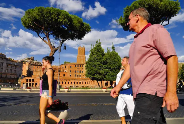 Roman Forum, Roma-24 Eylül: Roma turistler, hacılar ve dünyanın her yerinden gelen yolcular ile kalabalık Forum, Roma'nın tarihi merkezi. 24 Eylül 2015 yılında Roma, İtalya.