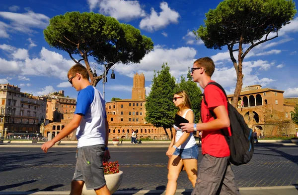 Roman Forum, Roma-24 Eylül: Roma turistler, hacılar ve dünyanın her yerinden gelen yolcular ile kalabalık Forum, Roma'nın tarihi merkezi. 24 Eylül 2015 yılında Roma, İtalya.