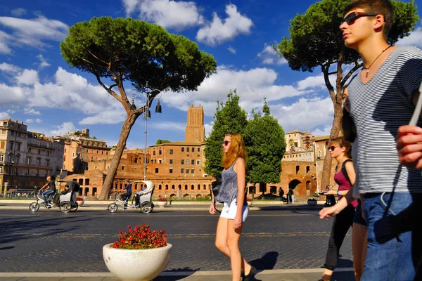 Roman Forum, Roma-24 Eylül: Roma turistler, hacılar ve dünyanın her yerinden gelen yolcular ile kalabalık Forum, Roma'nın tarihi merkezi. 24 Eylül 2015 yılında Roma, İtalya.