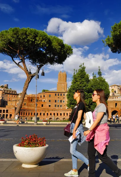 Roman Forum, Roma-24 Eylül: Roma turistler, hacılar ve dünyanın her yerinden gelen yolcular ile kalabalık Forum, Roma'nın tarihi merkezi. 24 Eylül 2015 yılında Roma, İtalya.